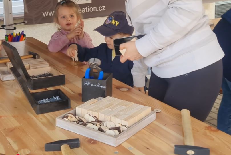 Výroba dřevěných autíček